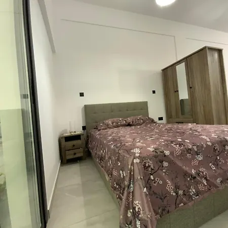 Niki Breeze - Newly Renovated Elite Garden Suite *